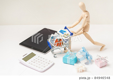 リベンジ消費 ネットショッピングのイメージ リベンジ消費 ネットショッピングのイメージ 84946548