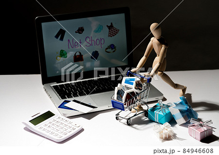 リベンジ消費　夜中にネットショッピングする人のイメージ 84946608