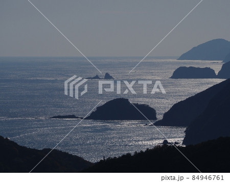 荷坂峠から輝く熊野灘・太平洋を望む 荷坂峠から輝く熊野灘・太平洋を望む 84946761