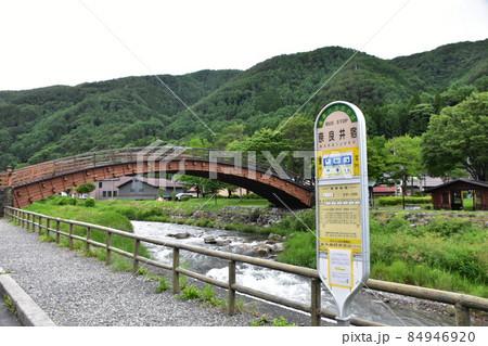奈良井宿の木曽の大橋とバス停（長野県塩尻市） 84946920