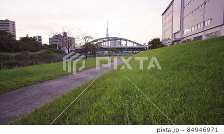 旧中川の夕景と東京スカイツリー遠景 84946971