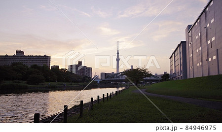旧中川の夕景と東京スカイツリー遠景 旧中川の夕景と東京スカイツリー遠景 84946975