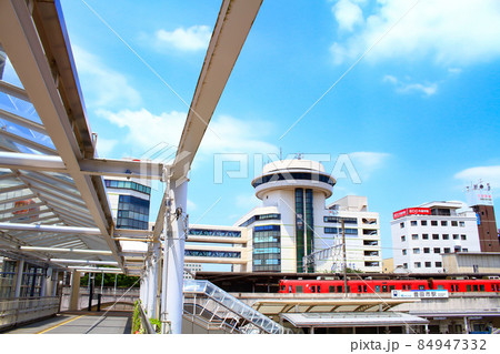 豊田市、名鉄豊田市駅に停車する電車と駅前デパートの風景 84947332