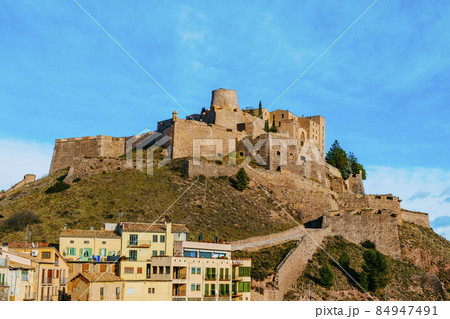 panoramic view of the old town of Cardona, Spain 84947491