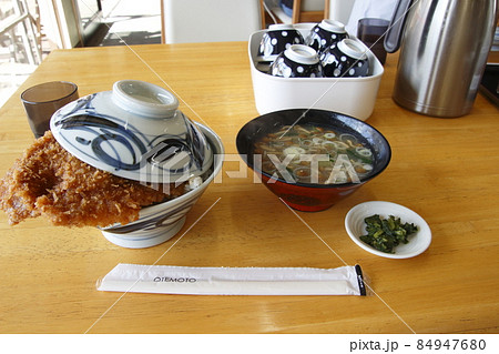三峯神社：名物わらじかつ丼（埼玉県秩父市） 84947680