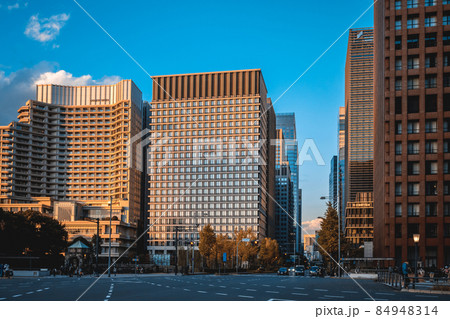 東京　丸の内　ビル群　夕暮れ　和田倉門交差点 84948314
