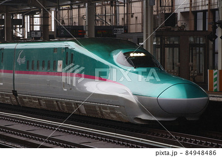 那須塩原駅に到着する、東北新幹線E5系（流し撮り） 84948486