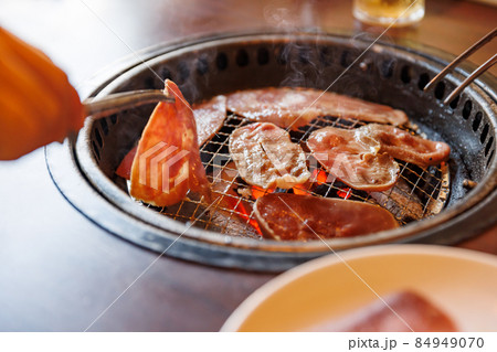 炭火で焼く美味しそうな肉 炭火で焼く美味しそうな肉 84949070