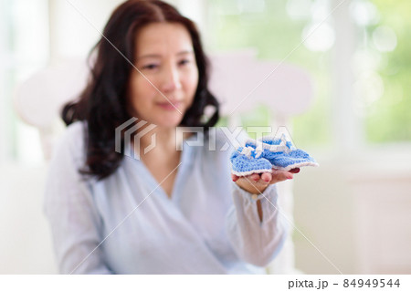 Pregnant woman at home. Young expecting mother. 84949544