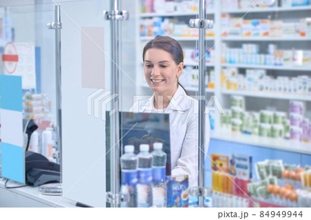 Female pharmacist working in a drugstore 84949944