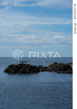 丹後半島の火成岩　安山岩　日本海の綺麗な岩場 84950778