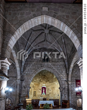 Interior of the Basilica of Santa Eulalia in Merida, Extremadura, Spain 84954810