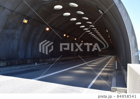 海岸道路のシェルター 84958541