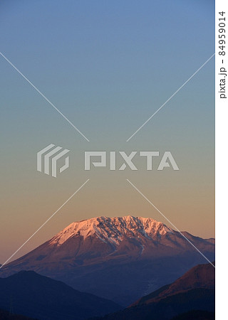 明地峠からの夕焼けの大山（伯耆富士） 84959014