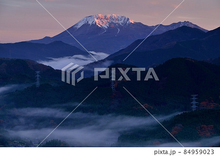 明地峠からの大山(伯耆富士)と雲海 明地峠からの大山(伯耆富士)と雲海 84959023