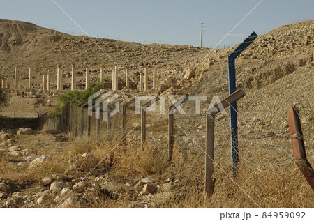 【ヨルダン】イルビッド、山間の遺跡周辺に張り巡らされたフェンス 84959092