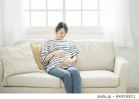 家でくつろぐ妊婦 家でくつろぐ妊婦 84959921