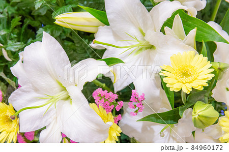 葬儀場の花祭壇 葬儀場の花祭壇 84960172