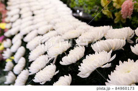 葬儀場の花祭壇 84960173