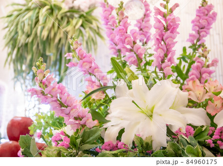 葬儀場の花祭壇 葬儀場の花祭壇 84960175