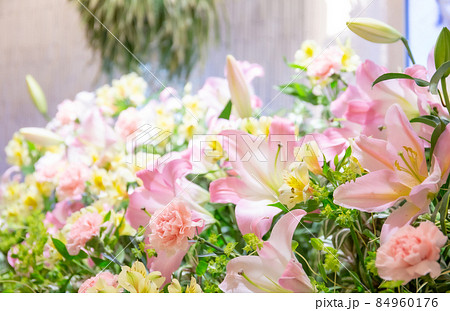 葬儀場の花祭壇 84960176