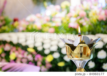 葬儀場の花祭壇 84960177