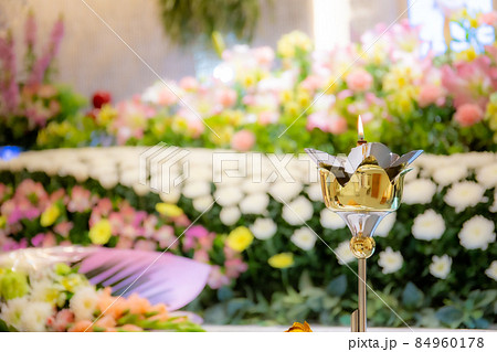 葬儀場の花祭壇 84960178