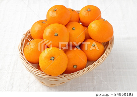 籠に入れたみかん｜日の丸構図 84960193