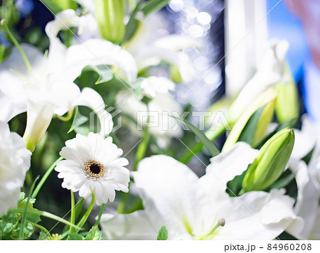 葬儀場のフラワー祭壇 84960208