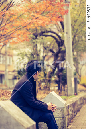 秋の公園で待ち合わせする男性 Menの写真素材 [84960335] - PIXTA