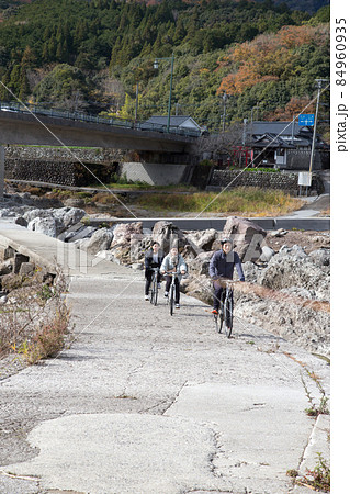犬石・犬走りの景の沈下橋をサイクリングする 84960935