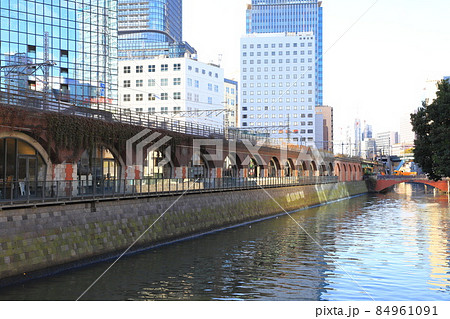 神田川と万世橋から見た昌平橋と高架下の店舗　千代田区 84961091