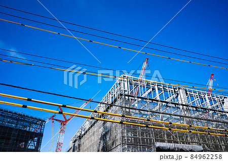大規模ビル建設工事現場 電線防護カバーとクレーンと青い空 a-2-2 高彩度 大規模ビル建設工事現場 電線防護カバーとクレーンと青い空 a-2-2 高彩度 84962258