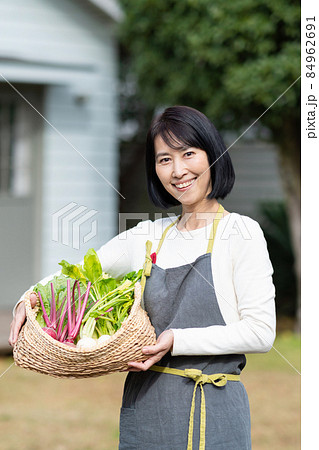 スローライフ 農業 シニア女性 84962691