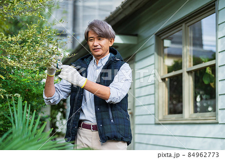 ガーデニング シニア男性 84962773