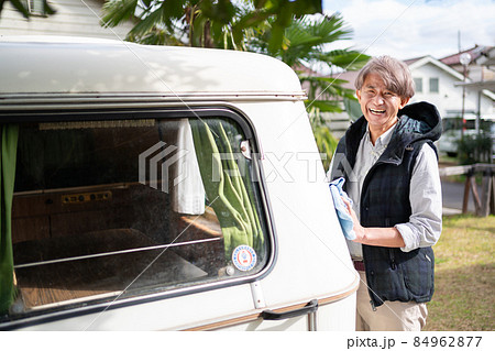 洗車 シニア男性 84962877