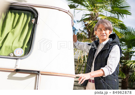 洗車 シニア男性 84962878