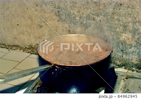 小鍋で煮立てた「チャイ」〜1996年2月(チトワン/ネパール) 小鍋で煮立てた「チャイ」〜1996年2月(チトワン/ネパール) 84962945