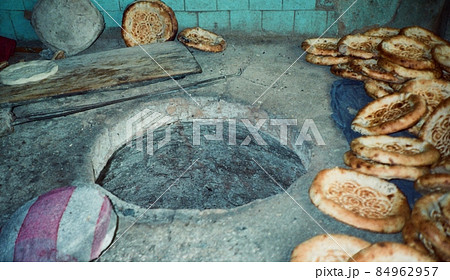 ナンを焼くための「トヌル(窯)」〜1991年3月（新疆ウイグル自治区･トルファン／中華人民共和国） 84962957
