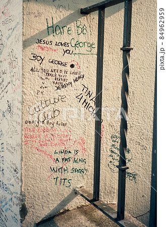 1990年8月当時の「アビー・ロード・スタジオ」壁の落書き（ロンドン／イギリス） 84962959