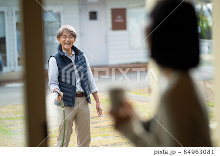 ガーデニング シニアカップル 84963081