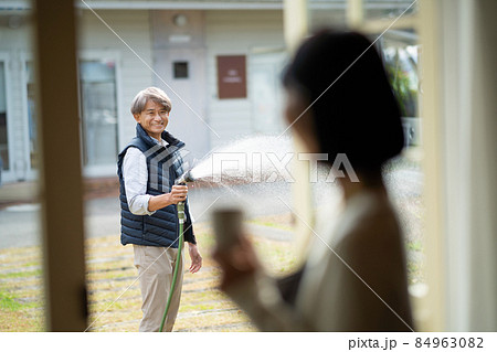 ガーデニング シニアカップル 84963082