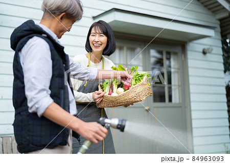 シニア夫婦 ガーデニング 84963093