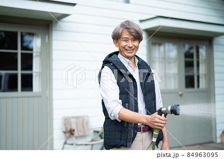 ガーデニング シニア男性 84963095