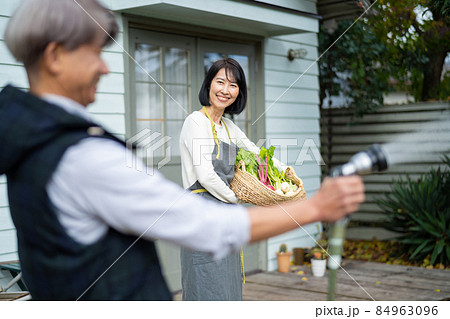 シニア夫婦 ガーデニング 84963096