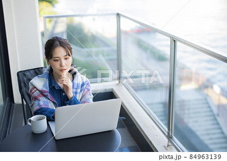 バルコニー　テレワーク　リバーサイド 84963139