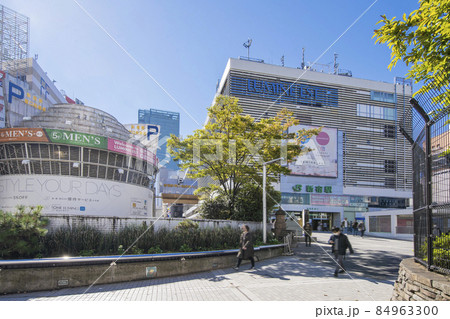 快晴の新宿東口駅前風景 快晴の新宿東口駅前風景 84963300