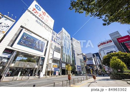 快晴の新宿東口駅前風景 快晴の新宿東口駅前風景 84963302