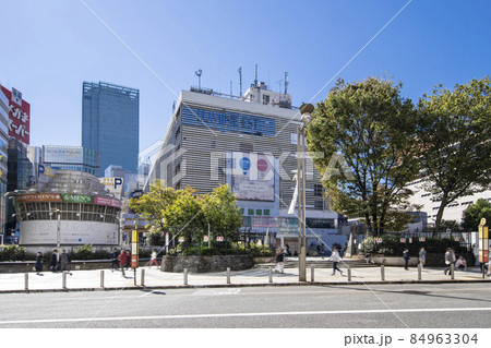 快晴の新宿東口駅前風景 84963304