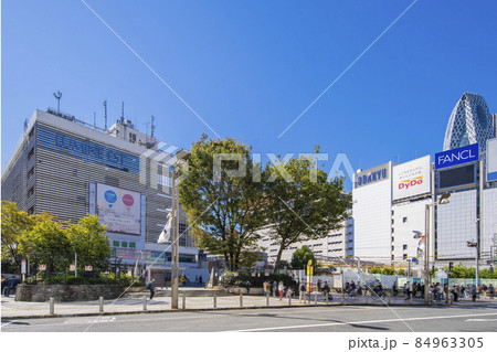 快晴の新宿東口駅前風景 快晴の新宿東口駅前風景 84963305